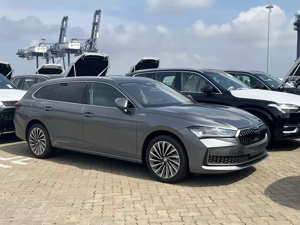 skoda superb 2025 1 f3a4 17287128030832144118678 1 Skoda Superb | Giá Lăn Bánh – Thông Số – Hình Ảnh