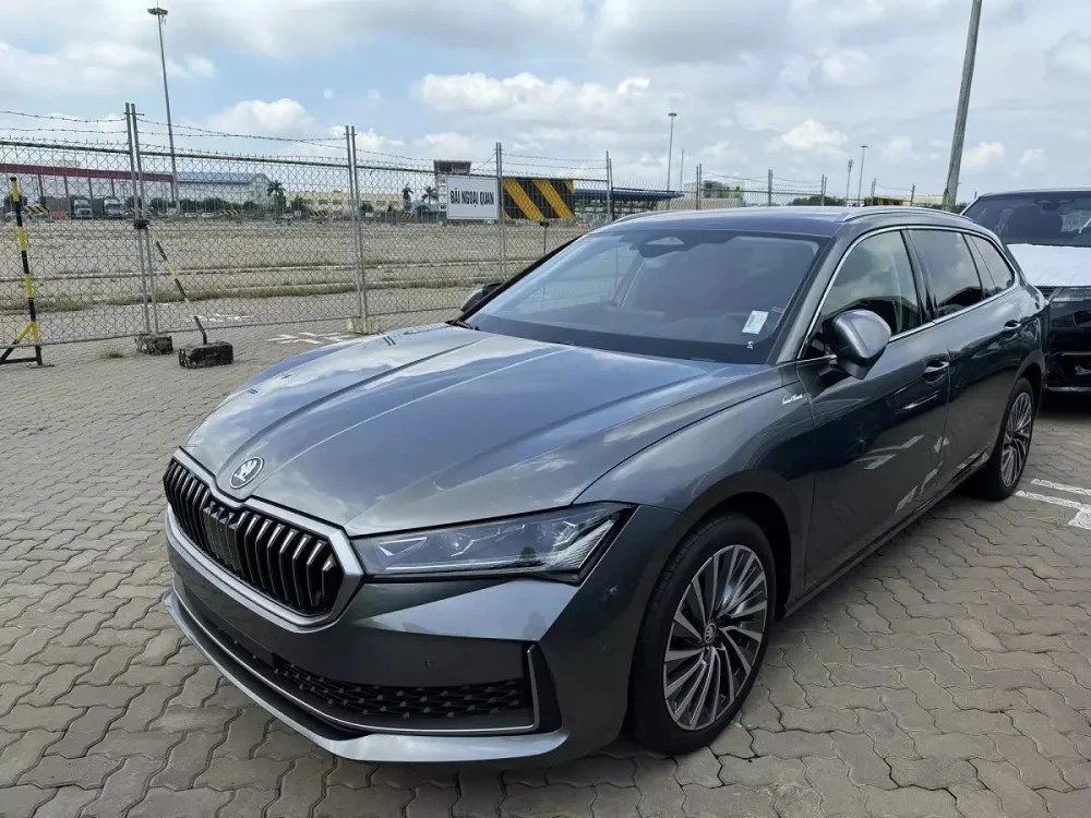 skoda superb 2025 5 eae3 1728712802762479100092 Skoda Superb đầu tiên về Việt Nam, cạnh tranh Toyota Camry